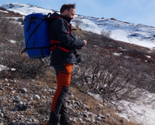 Tom Berben carrying samples during a Greenland field expedition